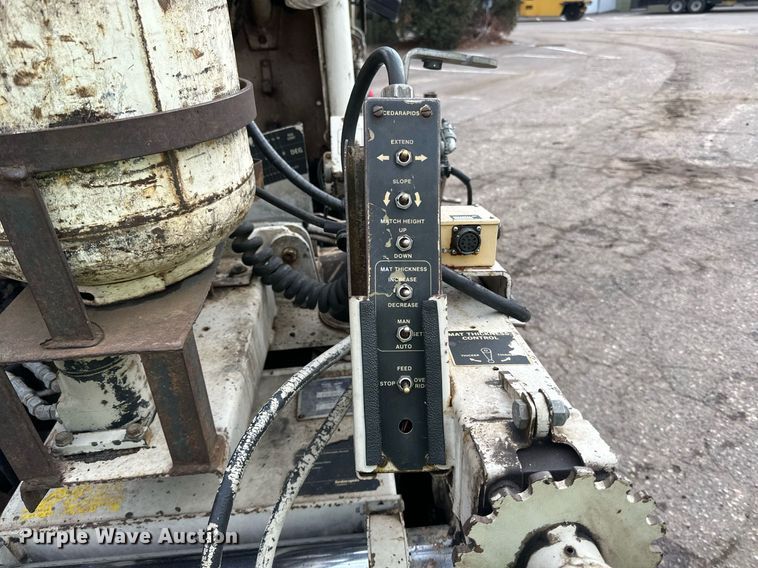 image for item DO3194 1996 Cedarapids  CR461 paver