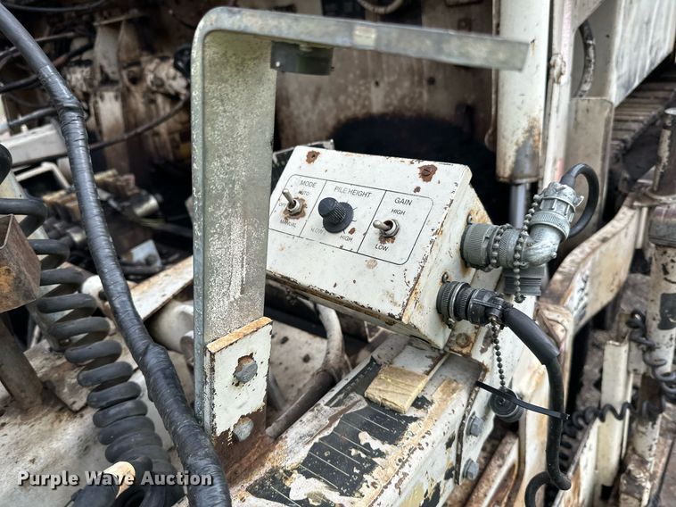 image for item DO3194 1996 Cedarapids  CR461 paver