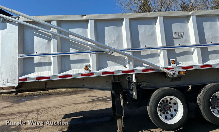 image for item DO3199 1998 East end dump trailer