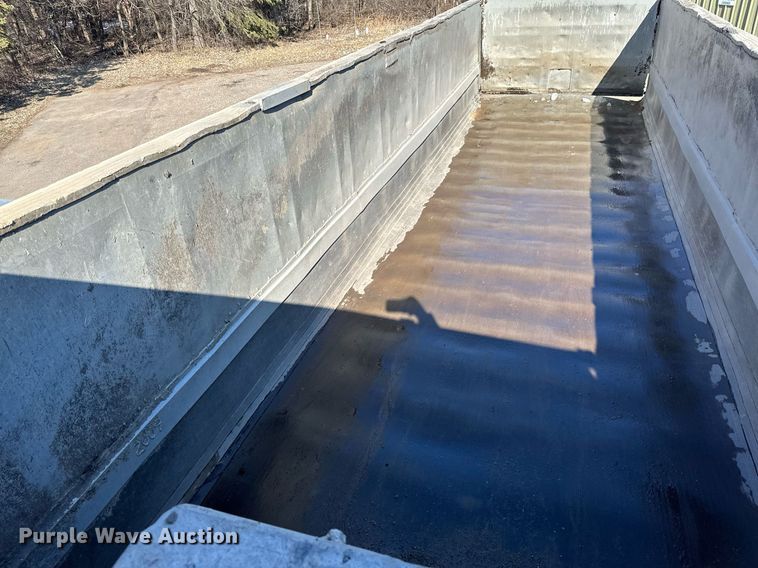 image for item DO3199 1998 East end dump trailer