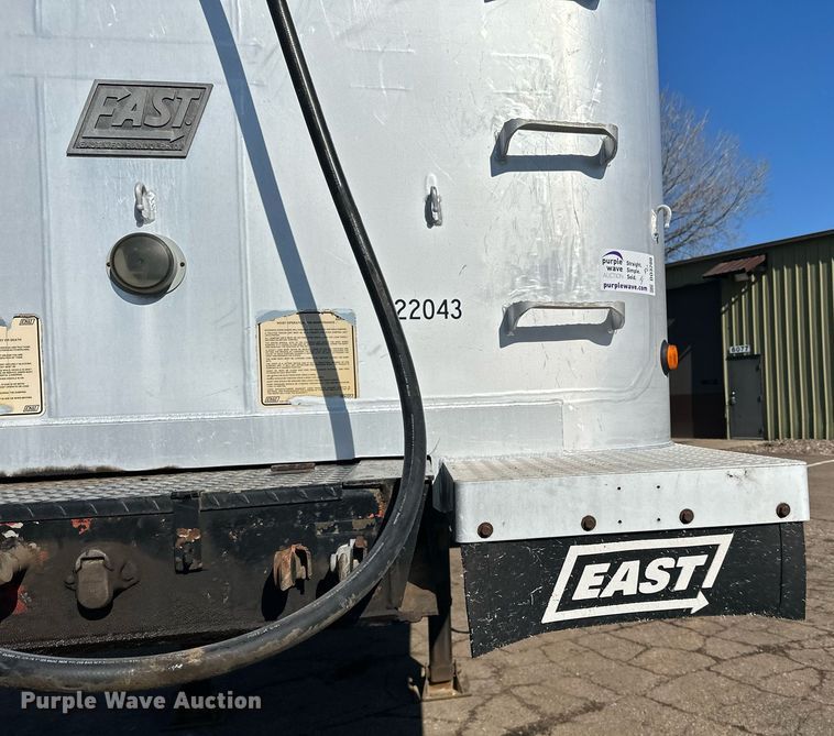image for item DO3200 1997 East end dump trailer