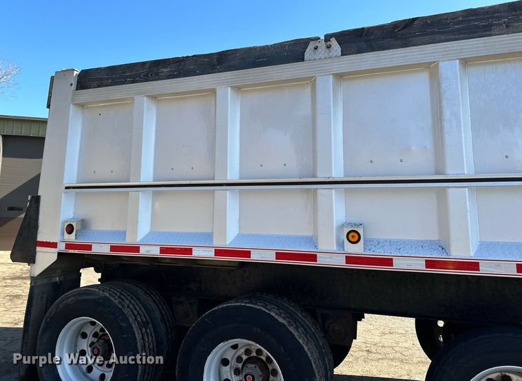 image for item DO3200 1997 East end dump trailer