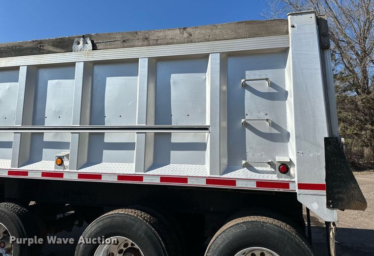 image for item DO3200 1997 East end dump trailer