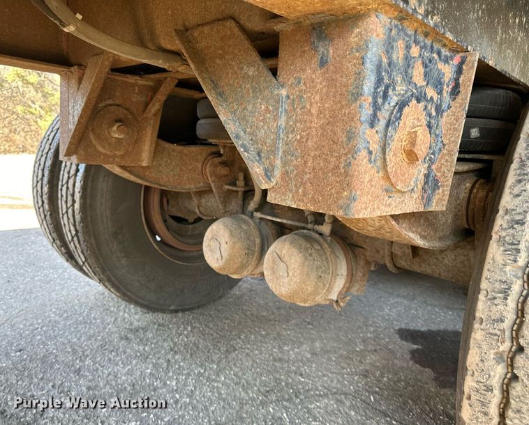 image for item DO3200 1997 East end dump trailer