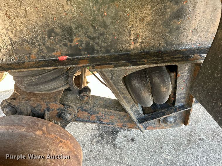 image for item DO3200 1997 East end dump trailer