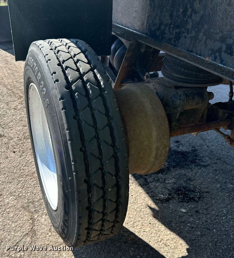 image for item DO3200 1997 East end dump trailer