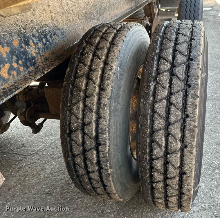 image for item DO3200 1997 East end dump trailer