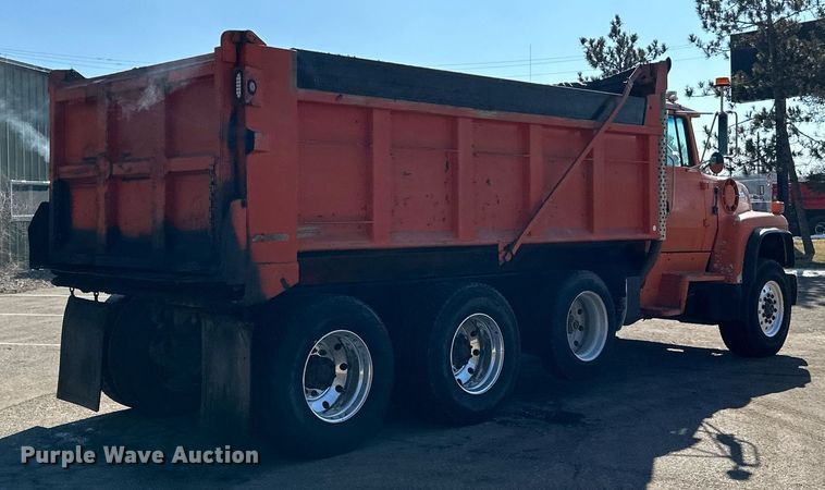 image for item DO3201 1993 Ford  L9000 dump truck