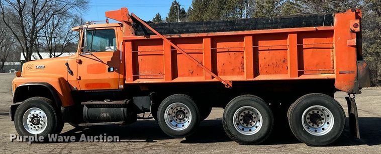 image for item DO3201 1993 Ford  L9000 dump truck