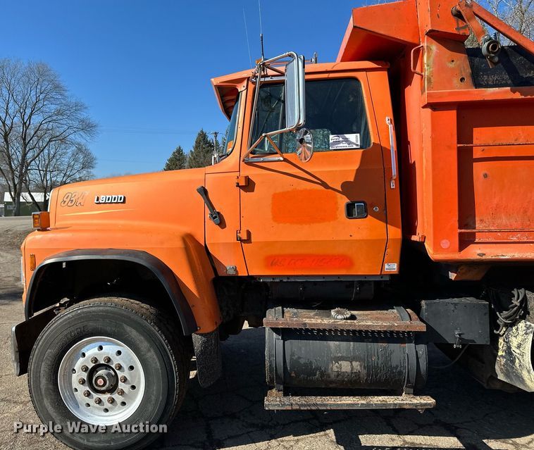 image for item DO3201 1993 Ford  L9000 dump truck
