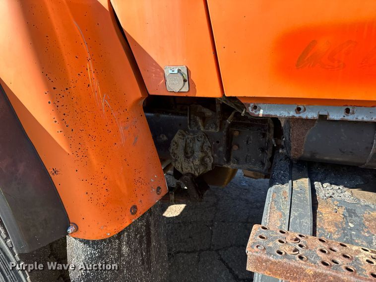 image for item DO3201 1993 Ford  L9000 dump truck