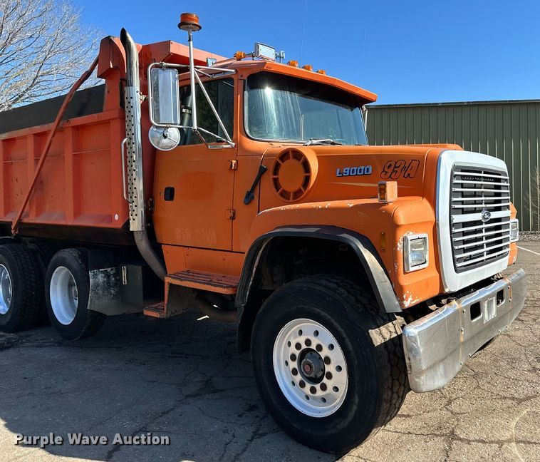 image for item DO3201 1993 Ford  L9000 dump truck