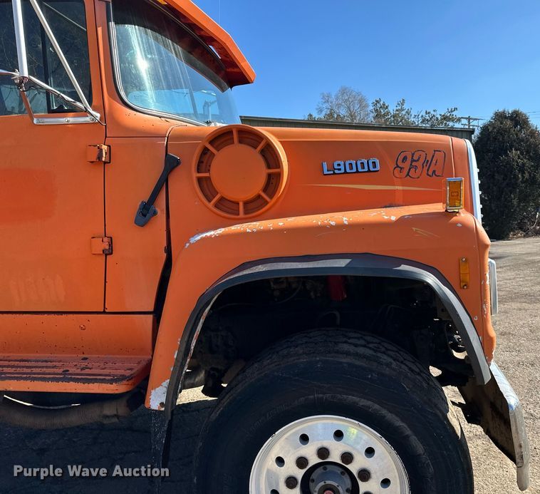 image for item DO3201 1993 Ford  L9000 dump truck