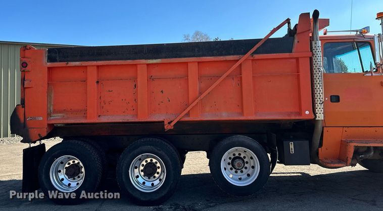 image for item DO3201 1993 Ford  L9000 dump truck