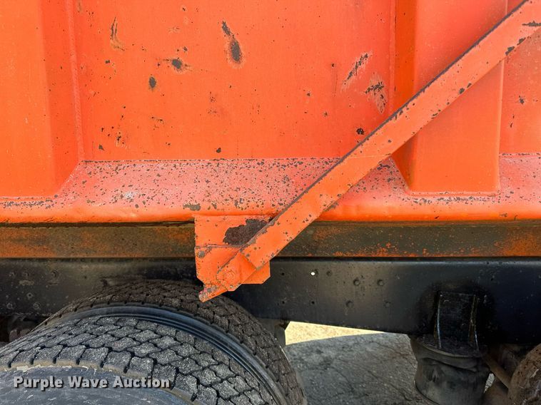 image for item DO3201 1993 Ford  L9000 dump truck