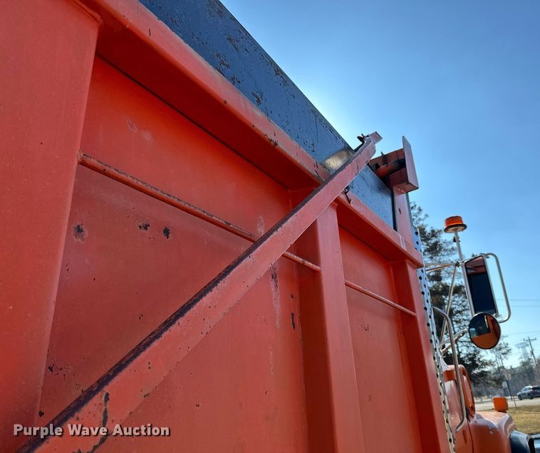 image for item DO3201 1993 Ford  L9000 dump truck