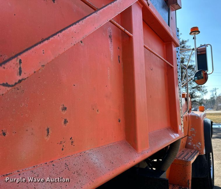 image for item DO3201 1993 Ford  L9000 dump truck