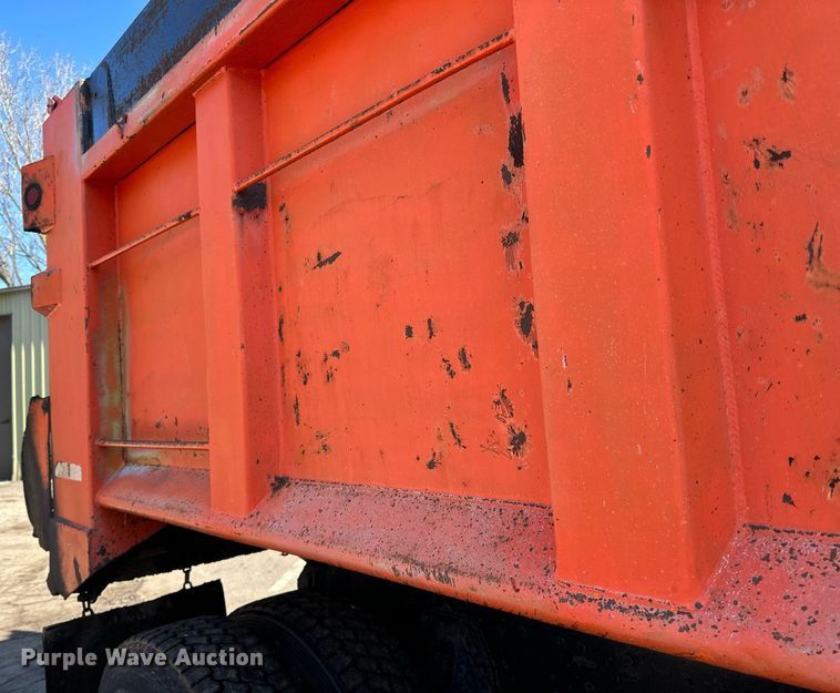 image for item DO3201 1993 Ford  L9000 dump truck