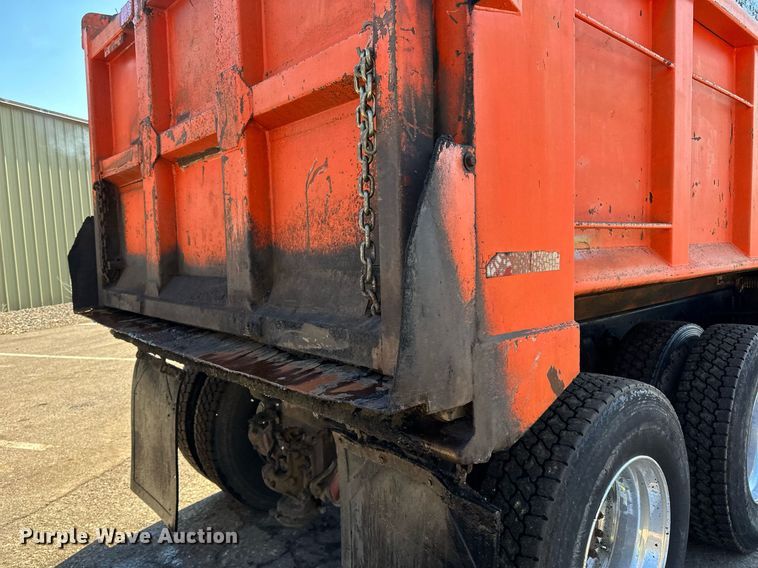 image for item DO3201 1993 Ford  L9000 dump truck