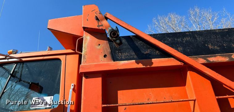 image for item DO3201 1993 Ford  L9000 dump truck