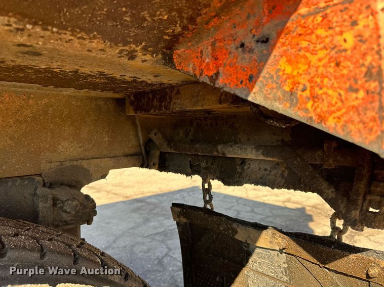 image for item DO3201 1993 Ford  L9000 dump truck