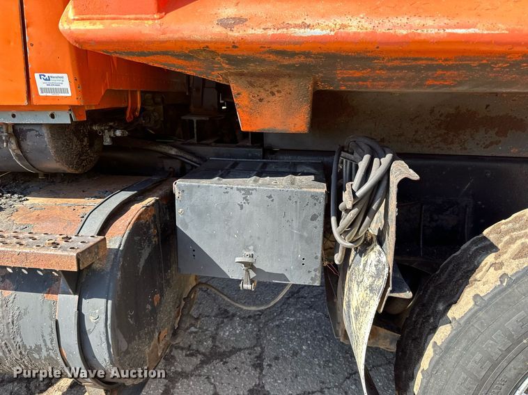 image for item DO3201 1993 Ford  L9000 dump truck