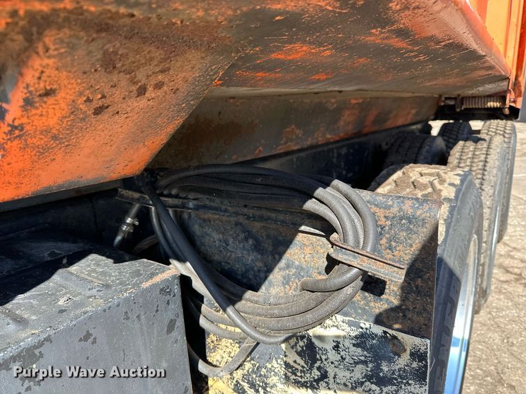 image for item DO3201 1993 Ford  L9000 dump truck