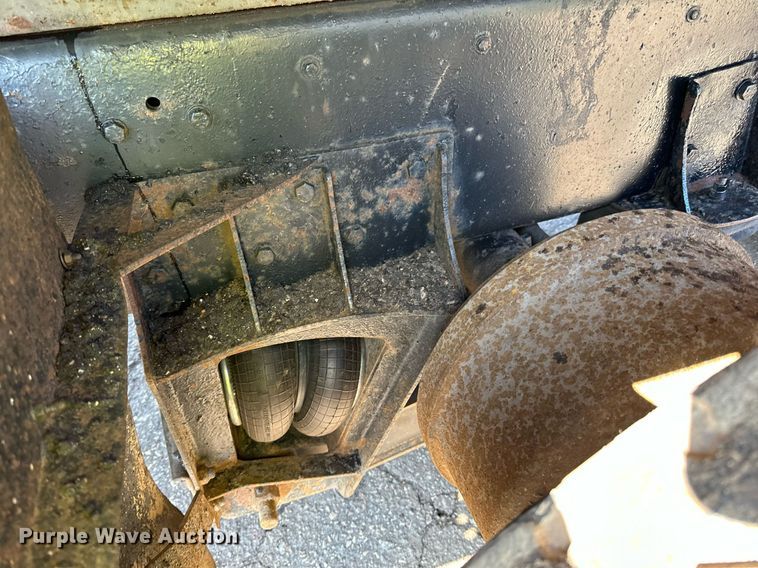 image for item DO3201 1993 Ford  L9000 dump truck