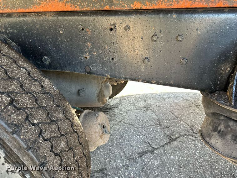 image for item DO3201 1993 Ford  L9000 dump truck