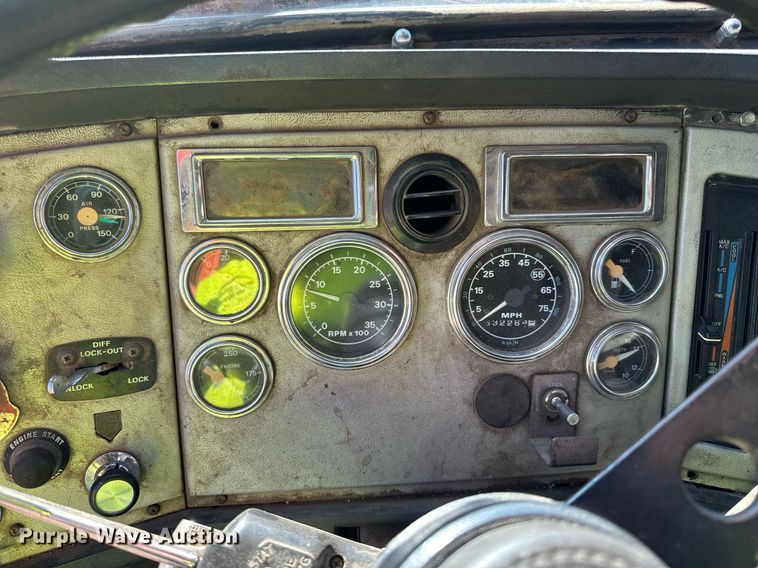 image for item DO3201 1993 Ford  L9000 dump truck