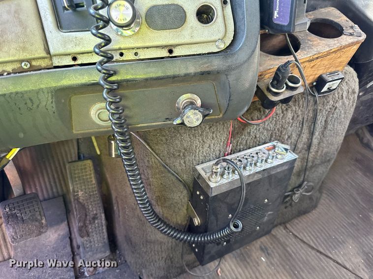 image for item DO3201 1993 Ford  L9000 dump truck