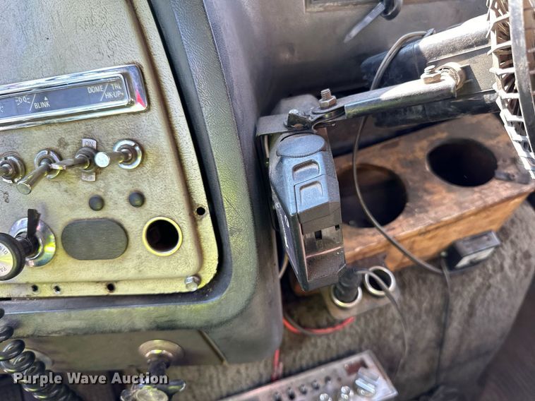 image for item DO3201 1993 Ford  L9000 dump truck