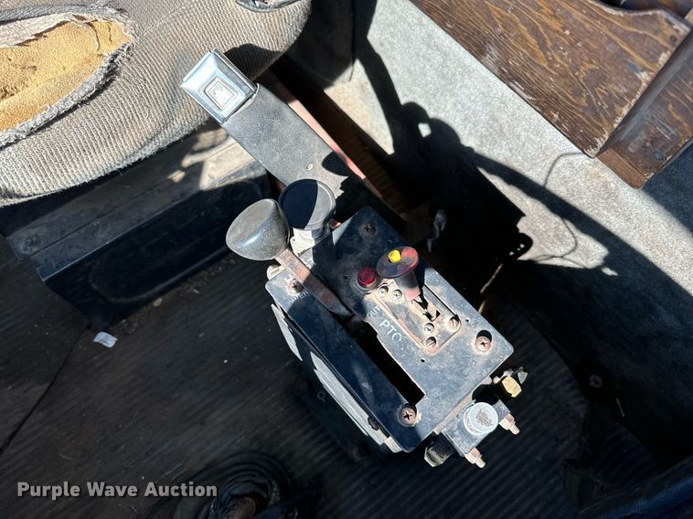 image for item DO3201 1993 Ford  L9000 dump truck