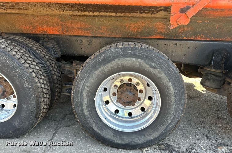 image for item DO3201 1993 Ford  L9000 dump truck