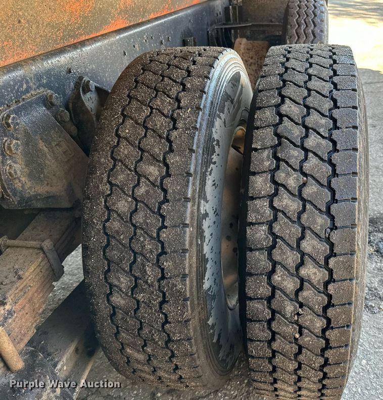 image for item DO3201 1993 Ford  L9000 dump truck