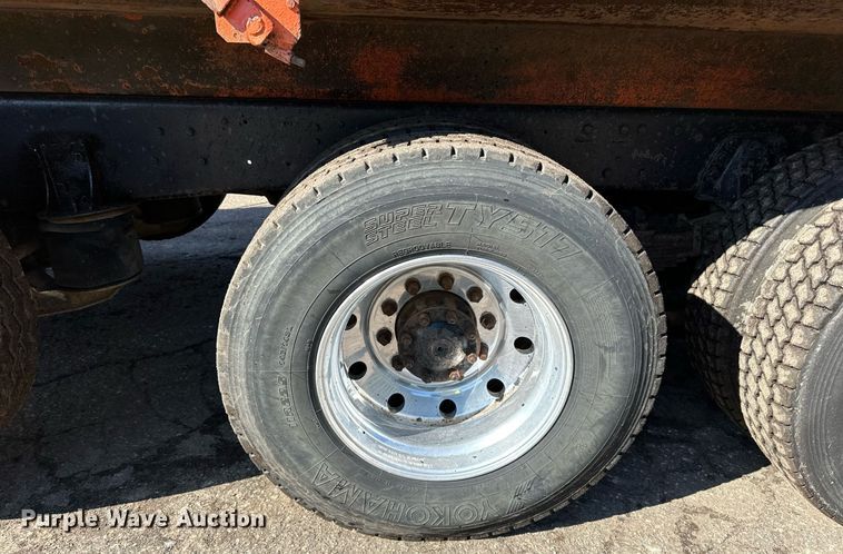 image for item DO3201 1993 Ford  L9000 dump truck