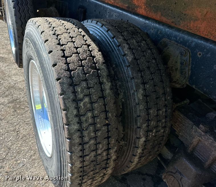 image for item DO3201 1993 Ford  L9000 dump truck