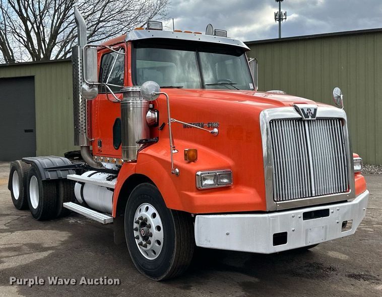 image for item DO3203 2002 Western Star 4900 semi truck