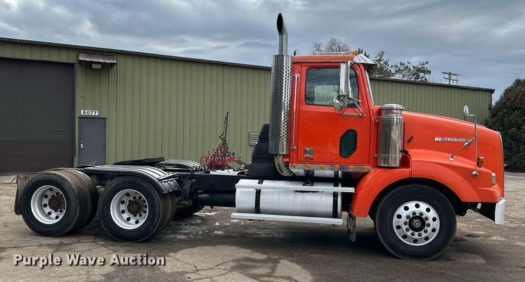 image for item DO3203 2002 Western Star 4900 semi truck