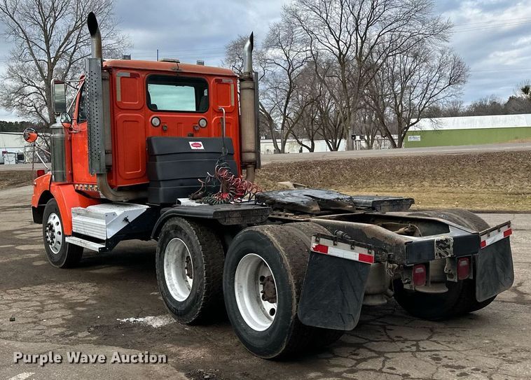 image for item DO3203 2002 Western Star 4900 semi truck