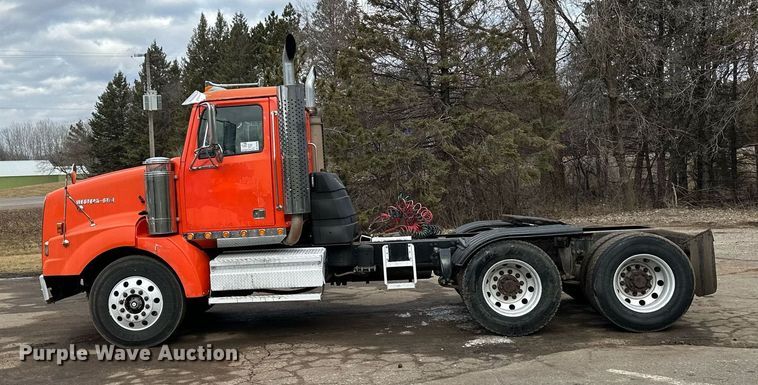 image for item DO3203 2002 Western Star 4900 semi truck
