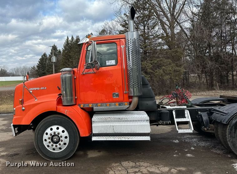 image for item DO3203 2002 Western Star 4900 semi truck