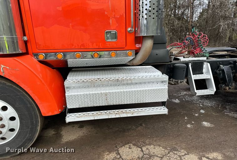 image for item DO3203 2002 Western Star 4900 semi truck