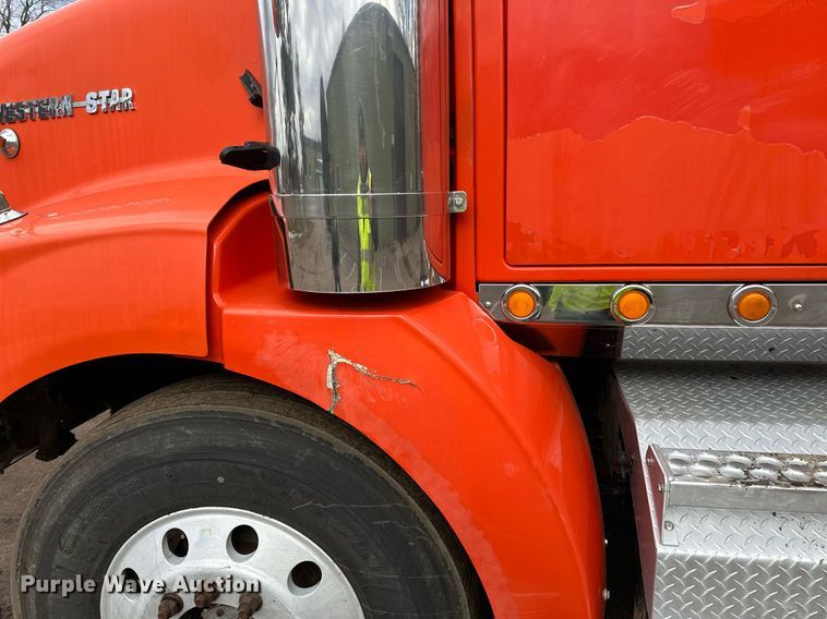 image for item DO3203 2002 Western Star 4900 semi truck