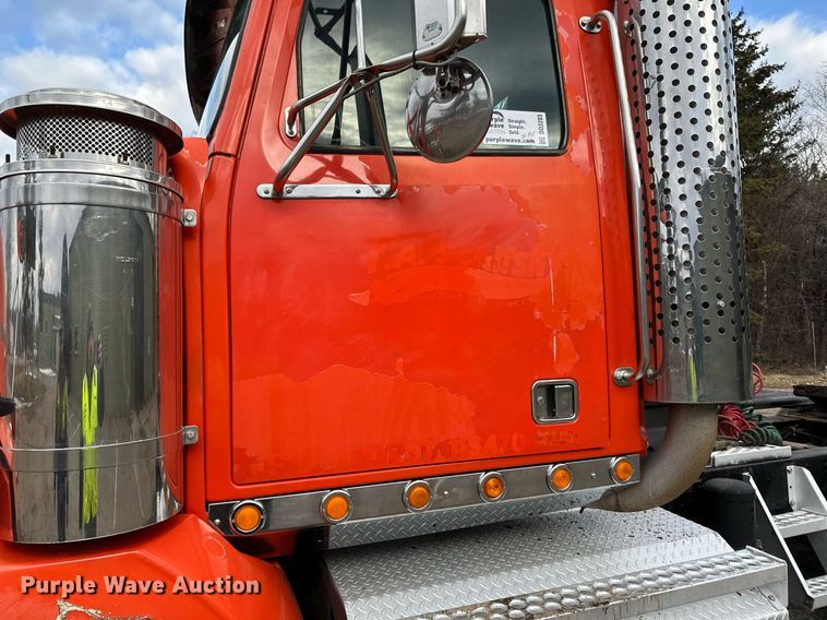 image for item DO3203 2002 Western Star 4900 semi truck
