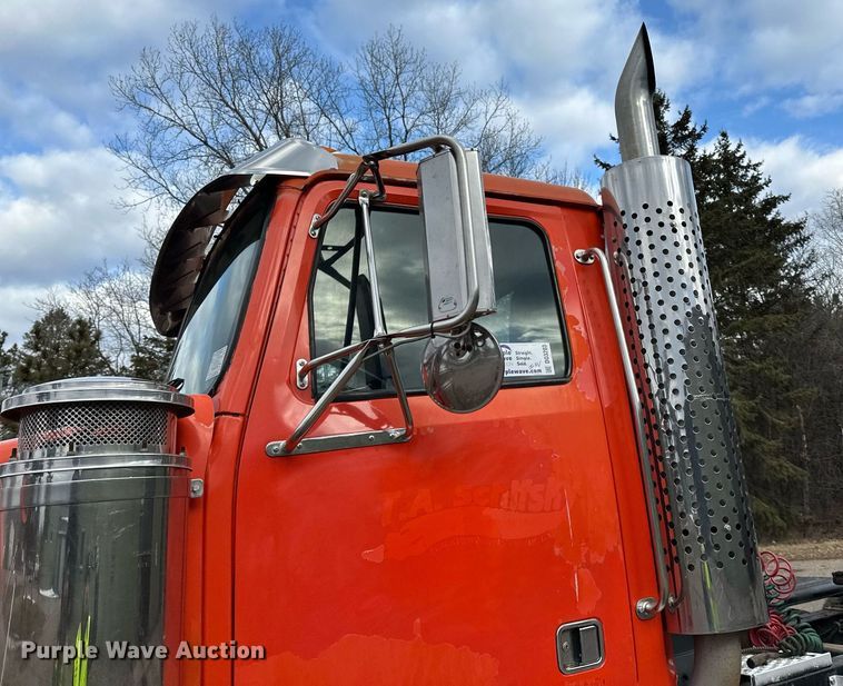 image for item DO3203 2002 Western Star 4900 semi truck