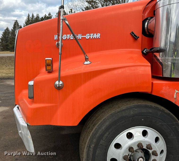 image for item DO3203 2002 Western Star 4900 semi truck