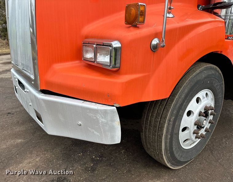 image for item DO3203 2002 Western Star 4900 semi truck