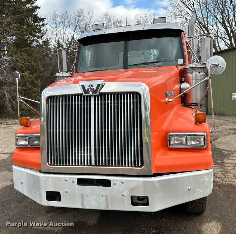 image for item DO3203 2002 Western Star 4900 semi truck