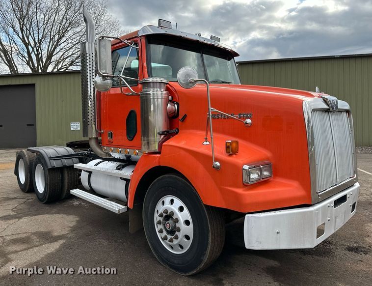 image for item DO3203 2002 Western Star 4900 semi truck